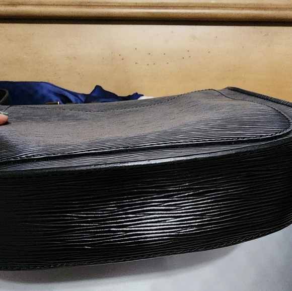 LOUIS VUITTON, EPI LEATHER, SAINT CLOUD, GM, EUC SHOULDER/ CROSSBODY BAG AUTHENT - Picture 4 of 15